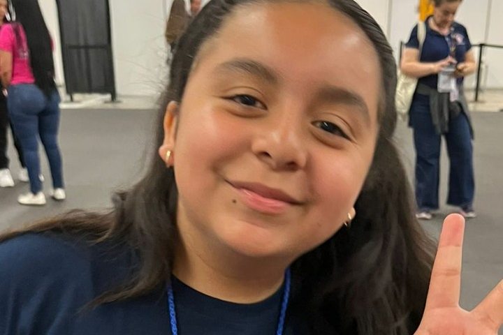 Alumna del equipo de Spelling Bee en el AMCO Summit