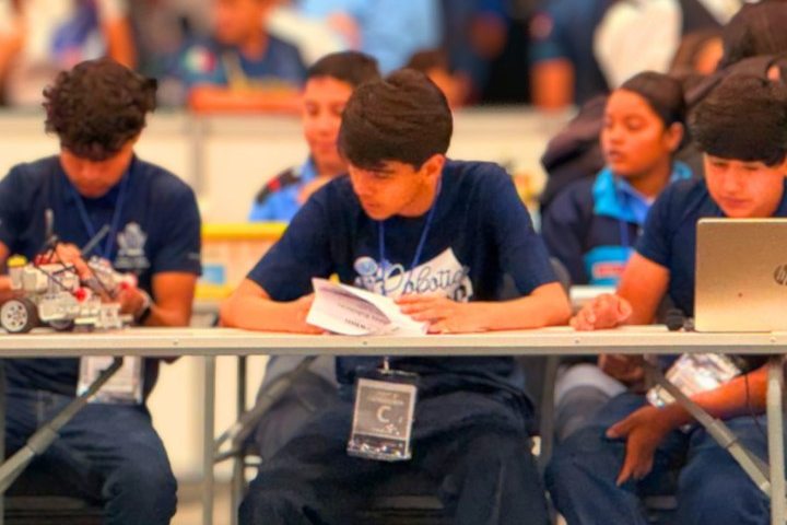 Alumnos con sus robots en la competencia de robótica del AMCO Summit