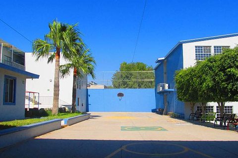 Patio cívico y cancha del colegio
