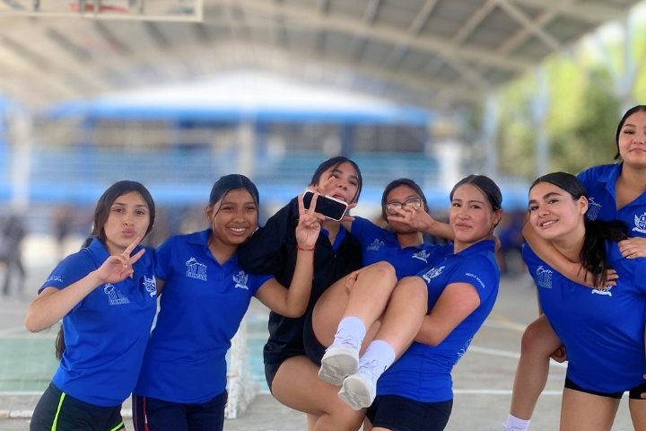 Alumnas de Secundaria celebran el primer lugar en handball