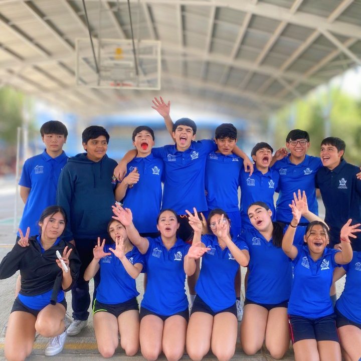 Equipo de handball celebra en la cancha techada