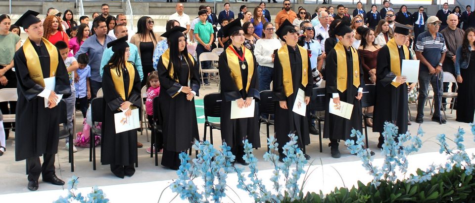 Generación de Preparatoria en su ceremonia de graduación en el patio del colegio