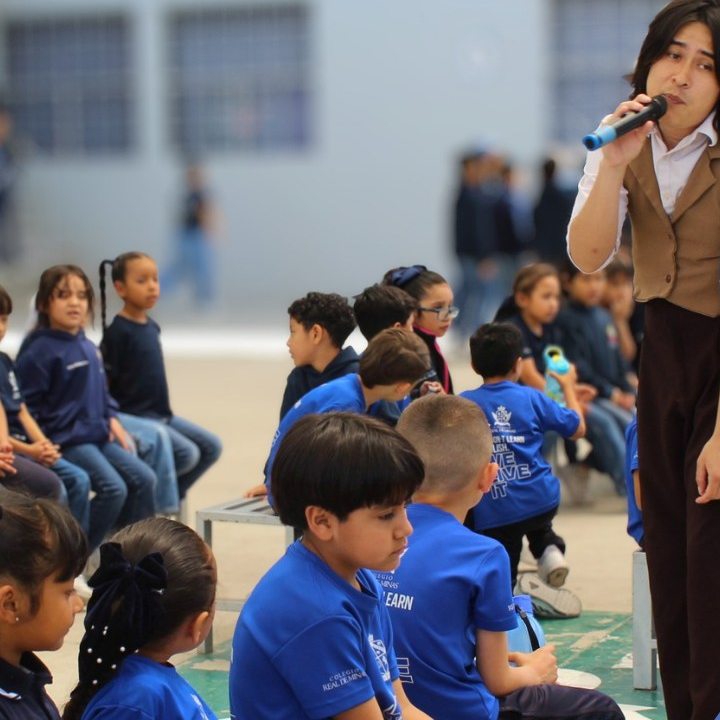 Narración oral en el patio durante la jornada de fomento a la lectura