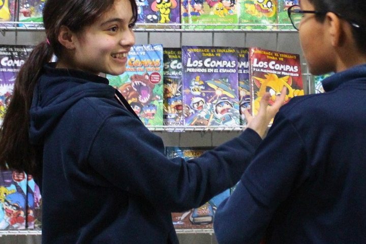 Alumnos eligen libros en la feria de lectura del colegio