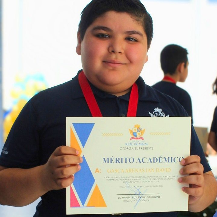 Alumno con su diploma al mérito académico del ciclo