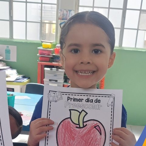 Alumna de Preescolar con su dibujo del primer día de clases